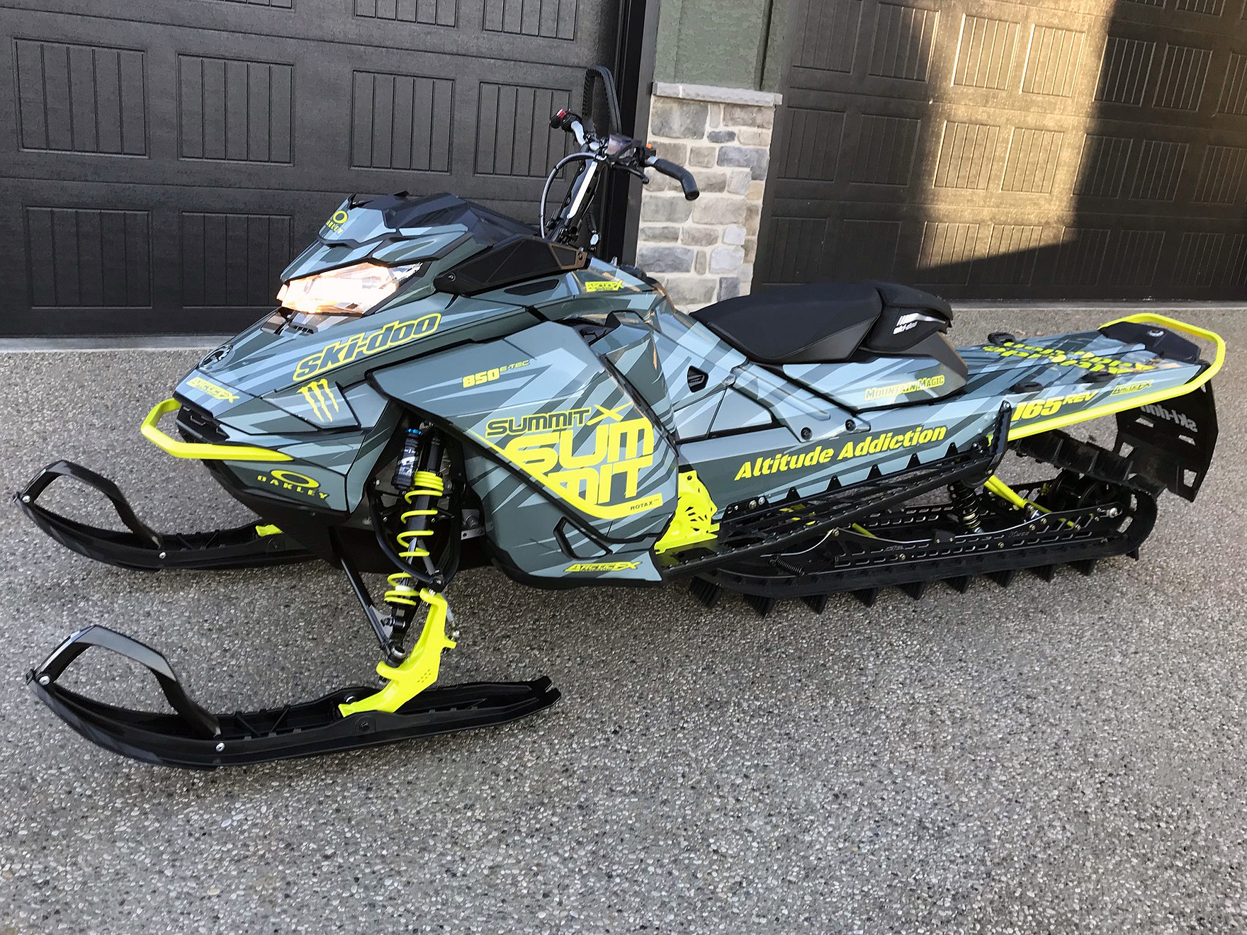 A Ski-Doo Gen4 Narrow Body snowmobile with a gray and manta Burandt Evolution custom vinyl wrap.