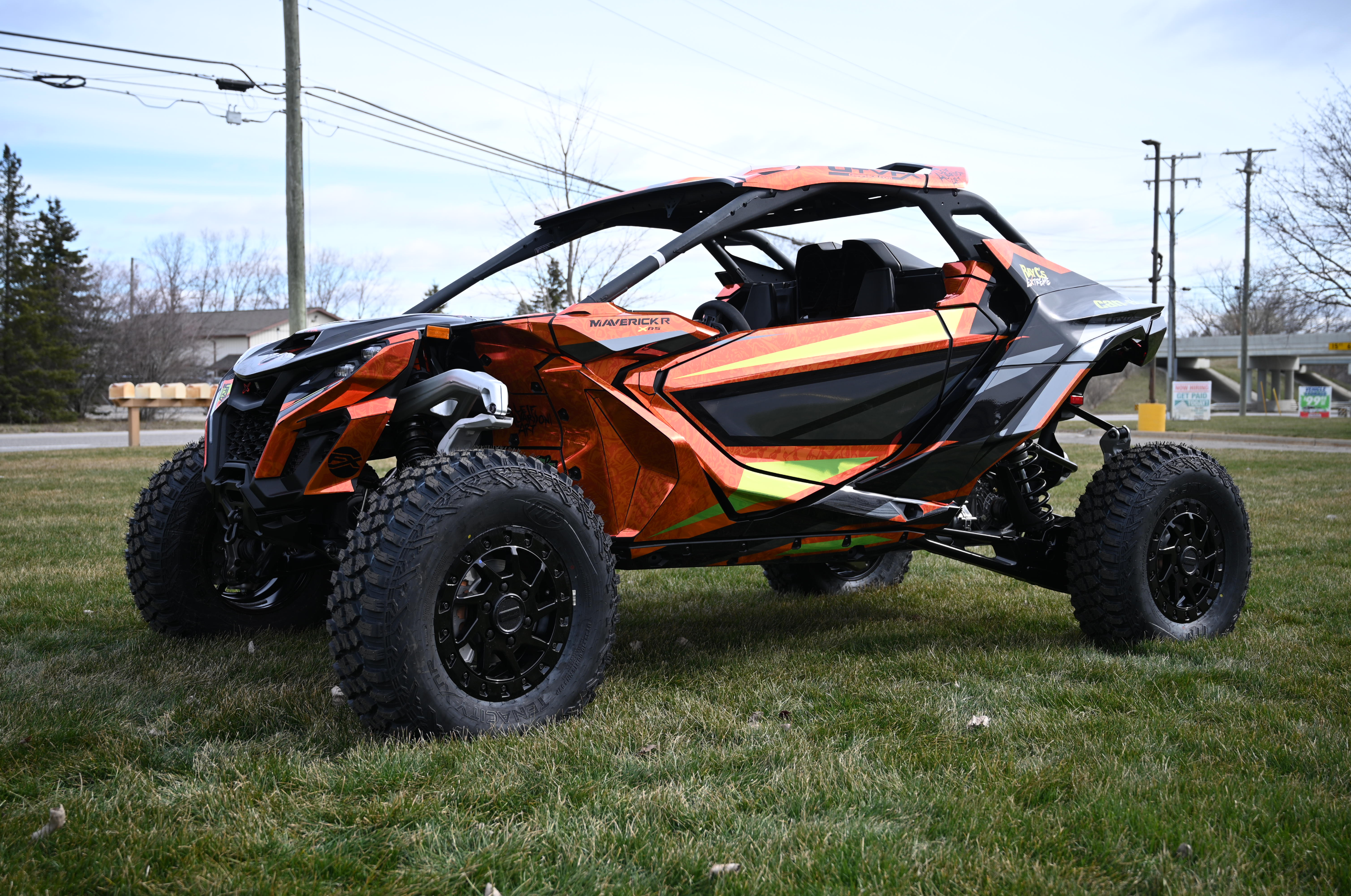 A Can-Am Maverick R side-by-side with a Leif Alvarsson Thrash vinyl wrap